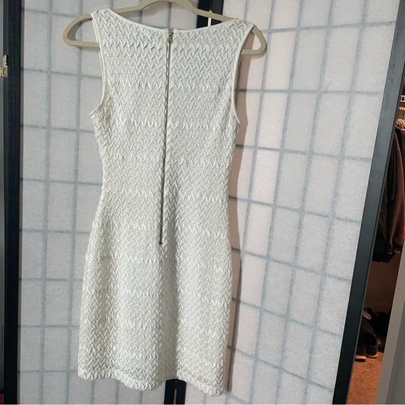 Ivory short dress. Guess size 4. Crochet look fabric. - Picture 2 of 4